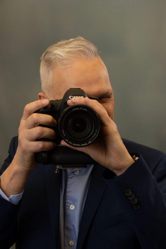 Hochzeitsfotograf aus Oldenburg fotografiert mit der Kamera einen Moment