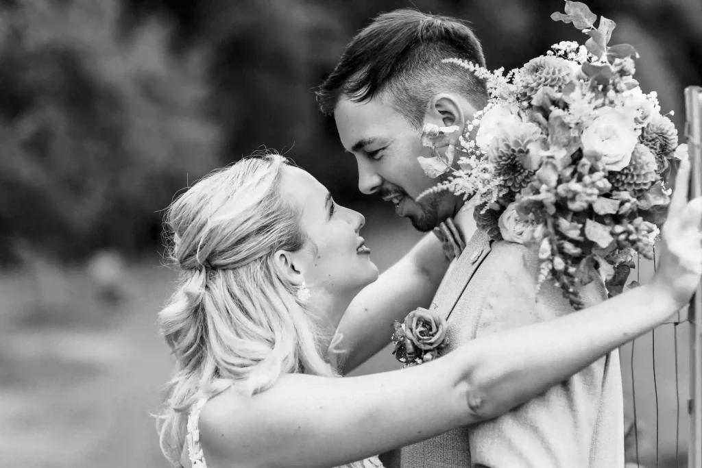 Braut und Bräutigam verliebt bei ihrer Hochzeit im Jaspershof Westerstede – emotionales Schwarz-Weiß-Porträt