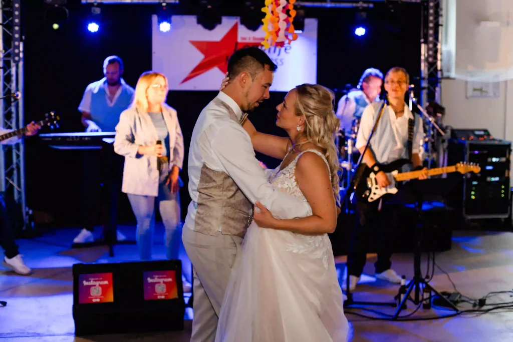 Hochzeit-Jaspershof-Westerstede-Brautpaar-beim-Hochzeitstanz