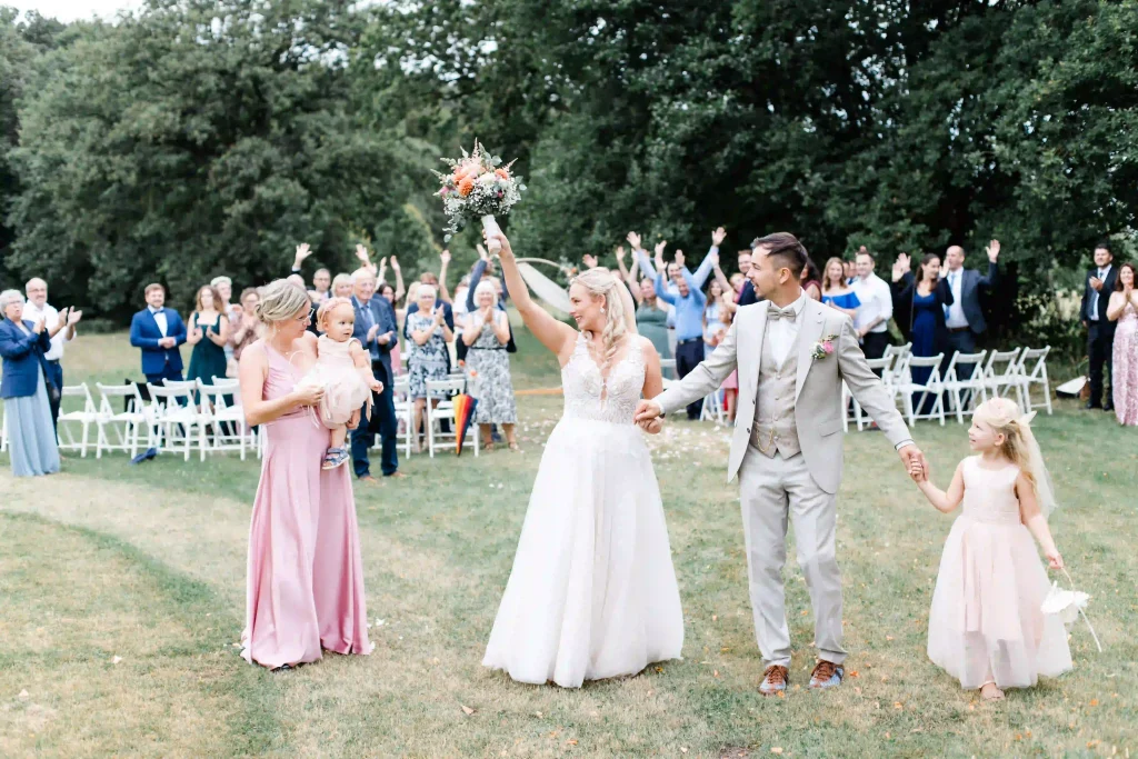 Hochzeit Jaspershof Westerstede – Brautpaar feiert mit Gästen und Kindern nach der Trauung im Freien