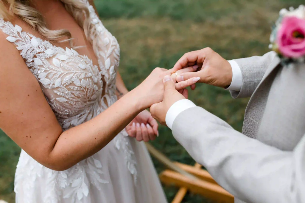 Hochzeit Jaspershof Westerstede – Brautpaar steckt sich beim Ringtausch die Eheringe an