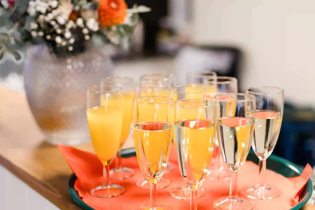 Hochzeit Jaspershof Westerstede – festlich angerichtete Gläser mit Orangensaft und Sekt für den Sektempfang