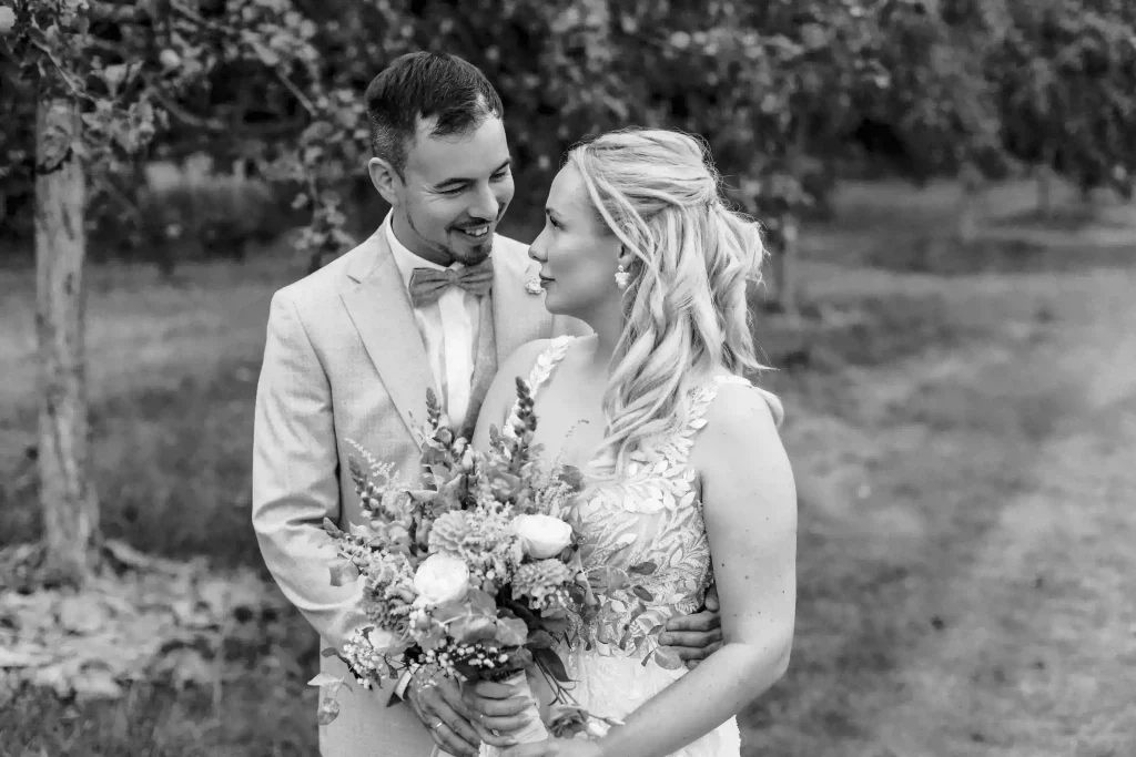 Brautpaar mit Blumenstrauß bei der Hochzeit im Jaspershof Westerstede – romantisches Schwarz-Weiß-Porträt